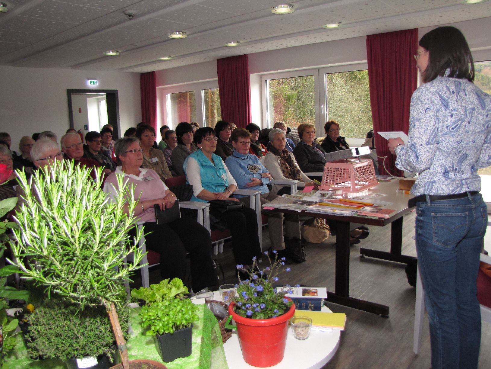 Bin im Garten Foto: FM, Bin im Garten Blüten - Bibel - Frohe Botschaft. Frühlingshafte Anregungen zur Gottesdienstgestaltung